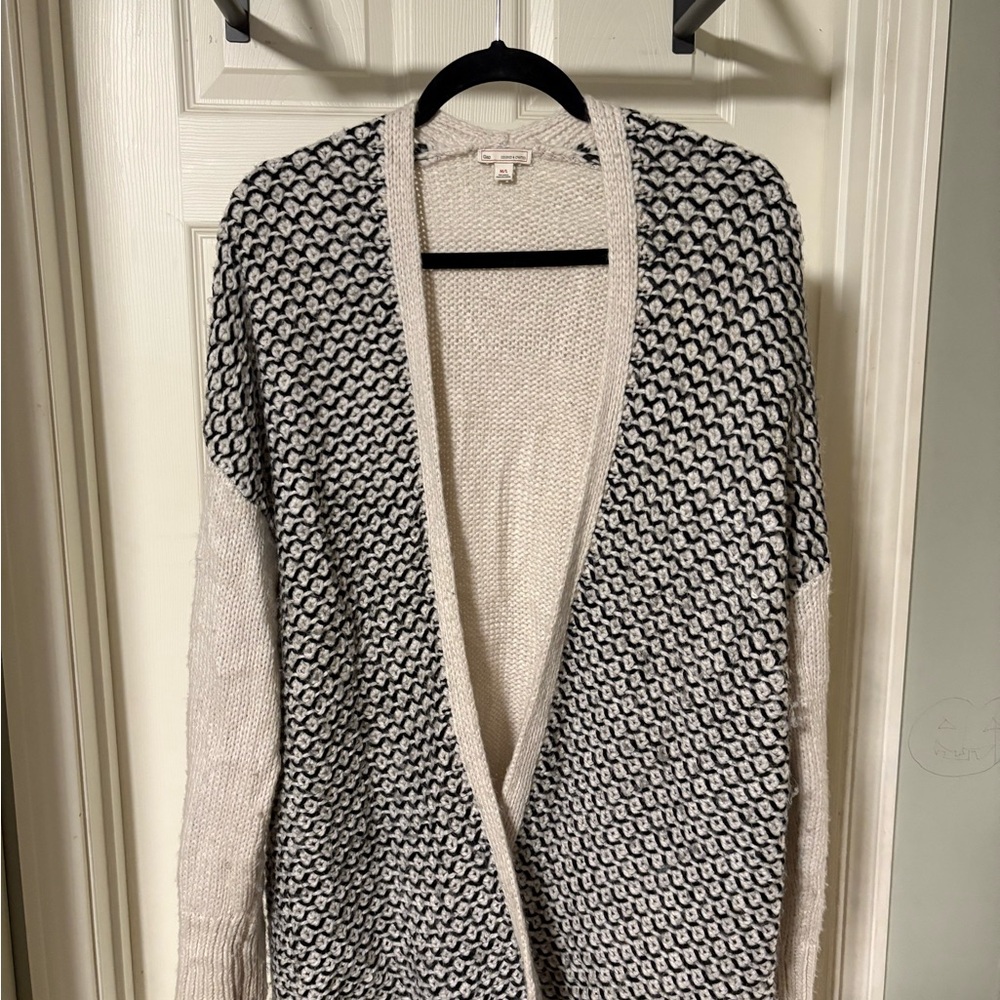 GAP Black and White Geometric oversized Cardigan Sweater